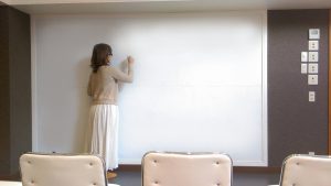 三鷹 レンタルスタジオ は セミナー 英会話教室 語学教室 で大活躍の 椅子 机 ホワイトボード があります